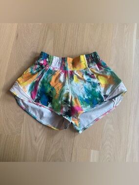 Lululemon Hotty Hot Low-Rise Lined Short 2.5" No Limits White Multi / White - 2